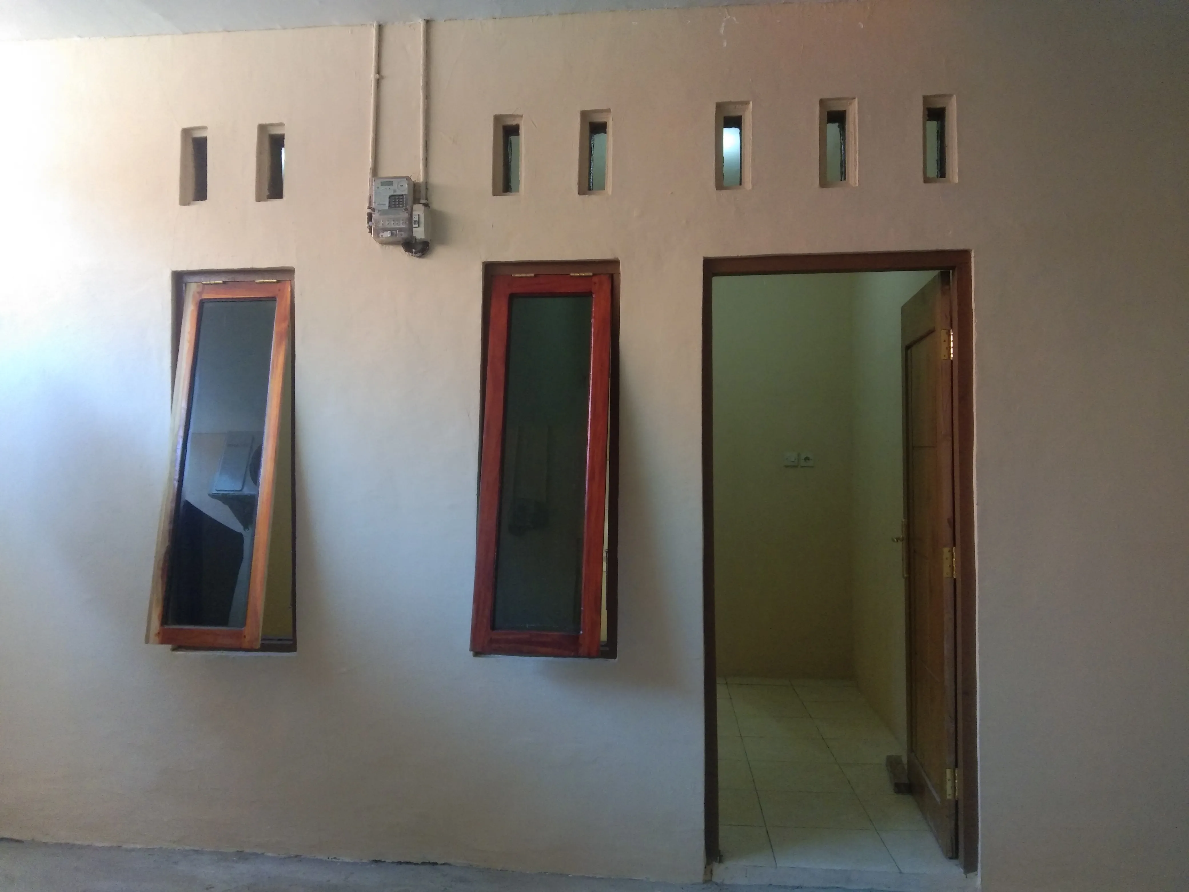 Area depan kamar di Kos AL-Barokah yang bersih